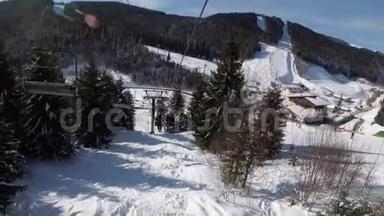 从滑雪椅电梯到滑雪滑雪坡，滑雪者滑在滑雪坡。 滑雪胜地